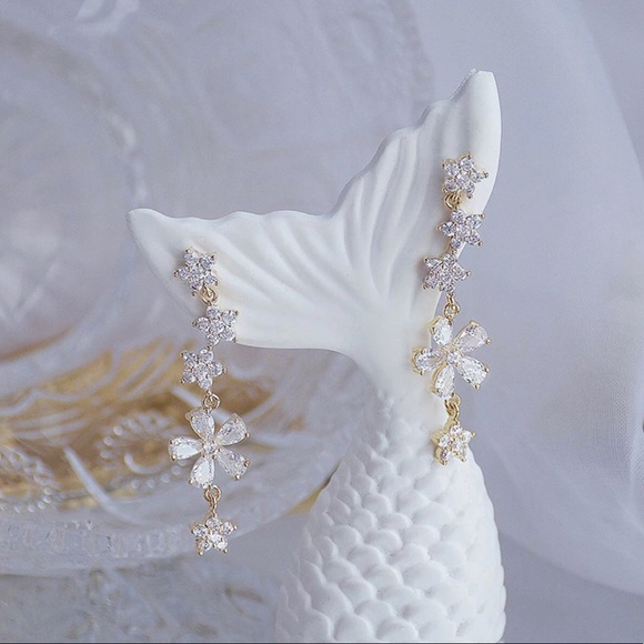 Romantic Sweet Long Flower Shaped Stud Earrings With Bling AAA Zirconia - Picture 7 of 8